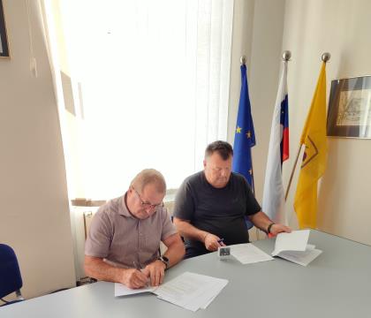 Župan in izvajalec - podpis pogodbe